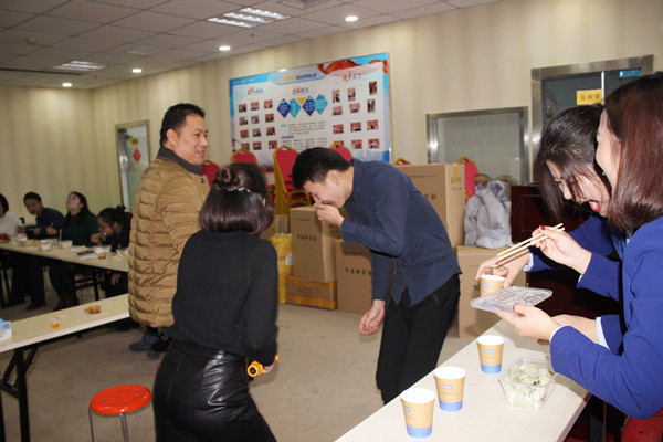 歡樂(lè)節(jié)目上演中